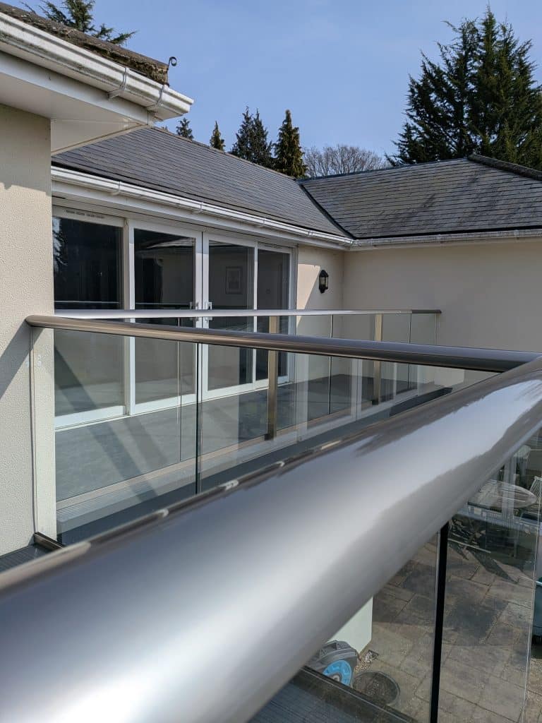 how to solve a roof balustrade with decking by Balcodeck